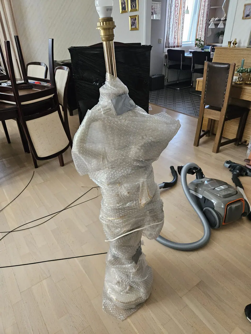 En golvlampa inlindad i bubbelplast.